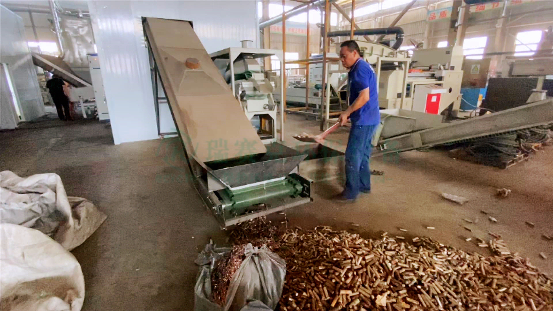 印度客戶購(gòu)買了我們大型鋰電池回收處理設(shè)備現(xiàn)場(chǎng)驗(yàn)機(jī)