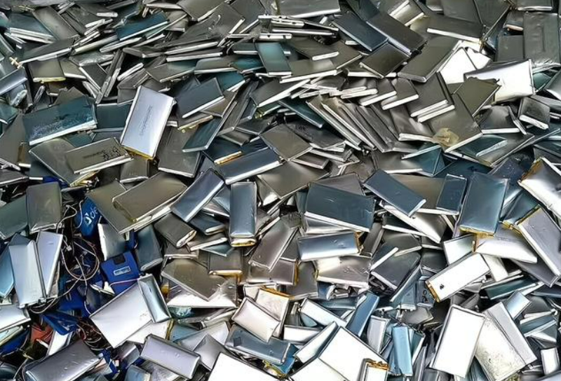 回收的廢舊動(dòng)力鋰電池，經(jīng)過熱解處理，資源回收再利用